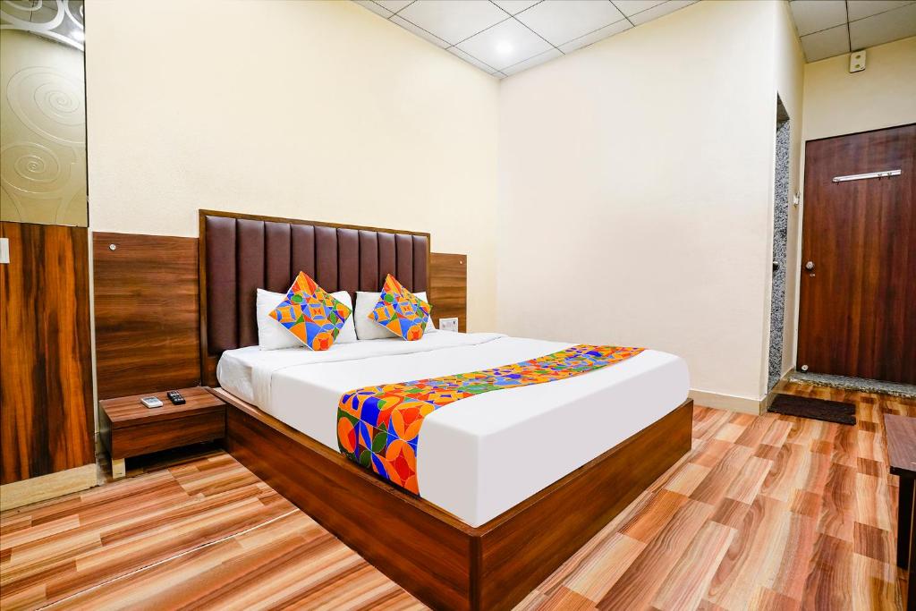 苏拉特FabHotel Gokuldham的一间卧室,卧室内配有一张大床