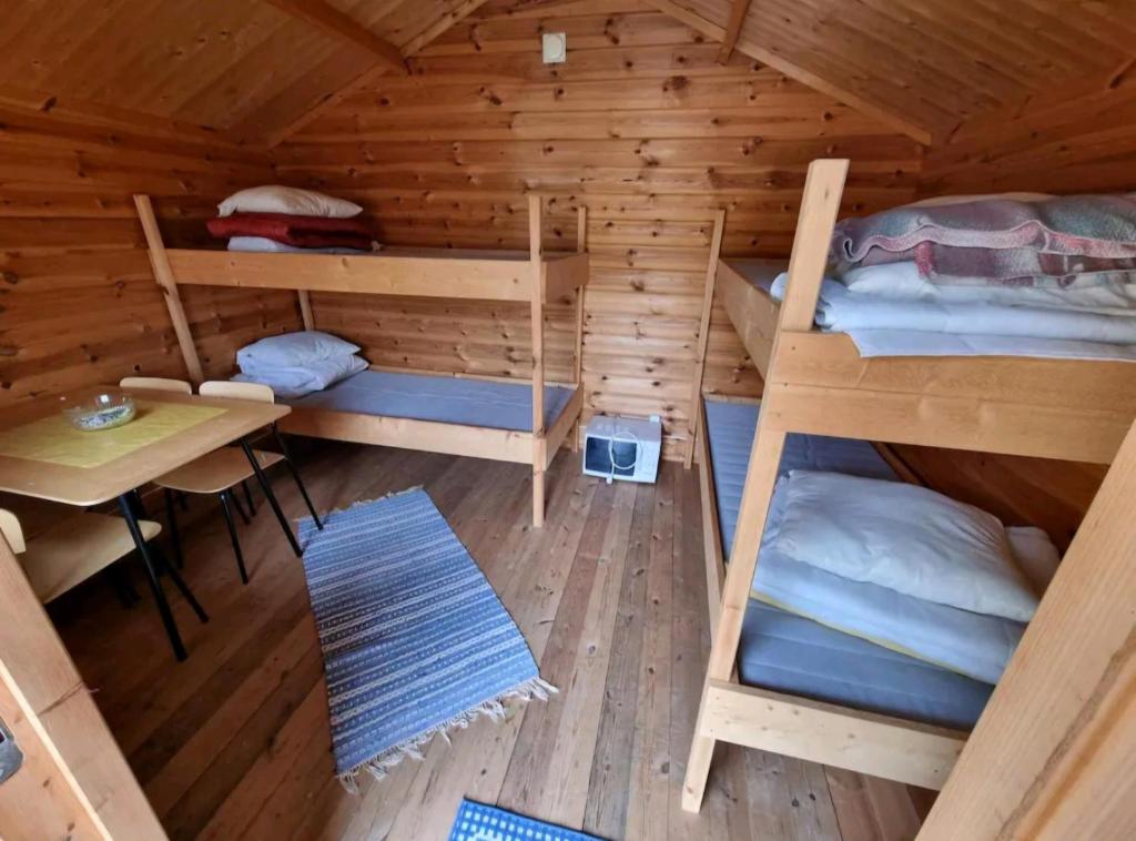 桑德维肯Ofvansjö Gård , Enkel stuga för övernattning på ett fd militärområde的小屋享有高空的景致,配有2张双层床。