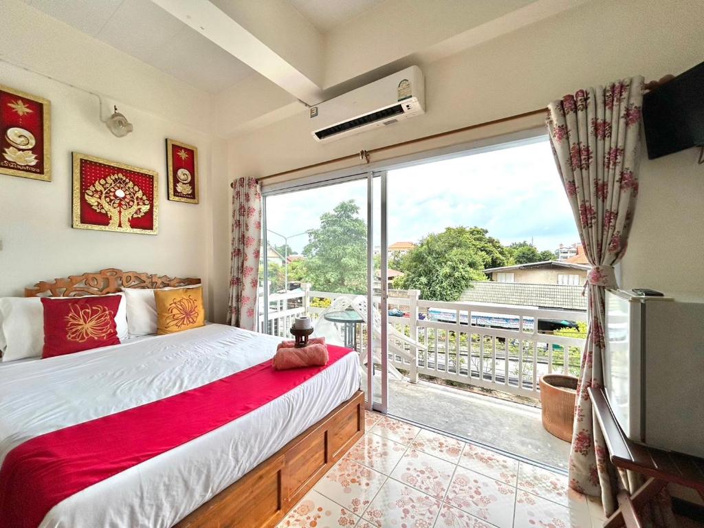 大城Home One Love Ayutthaya main Zone by Baan one love group的一间卧室设有一张床和一个大窗户