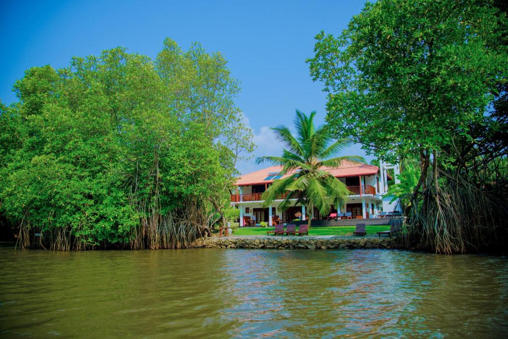 本托塔Lagoon Bentota Resort的河畔的房子