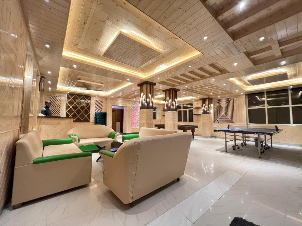 达兰萨拉Hotel Grand Nest的大堂配有沙发和乒乓球桌
