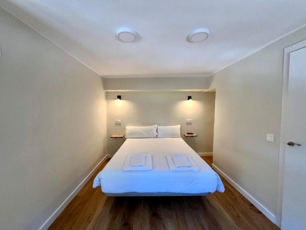 萨拉曼卡Hostal Mindanao的卧室配有一张白色大床