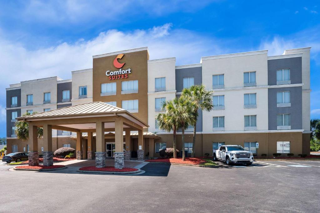 哥伦比亚Comfort Suites Columbia at Harbison的停车场内有停车位的酒店