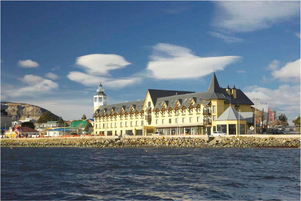 纳塔列斯港科斯淘斯特雷莱丝酒店的靠近水体的大建筑