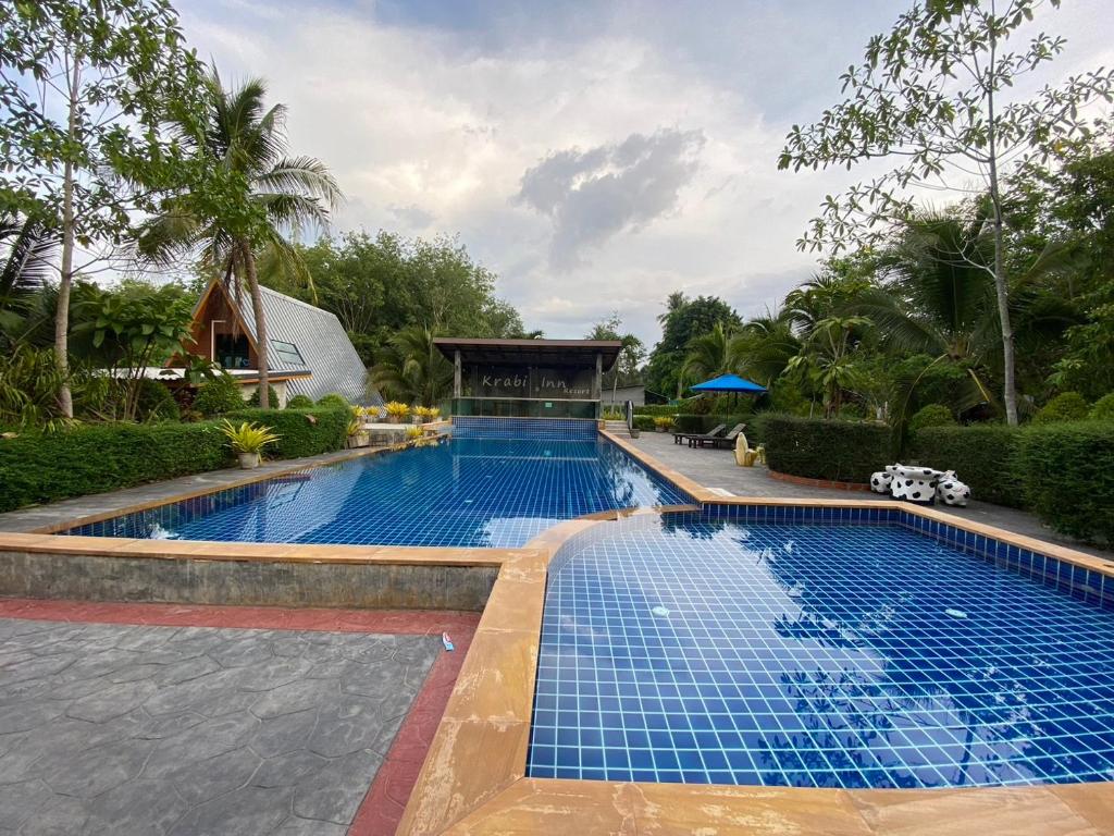 班奥南矛甲米度假酒店的度假村内一个蓝色瓷砖游泳池