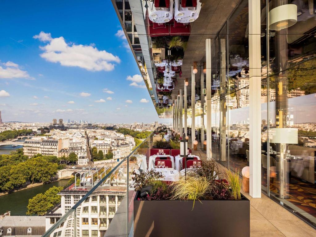 巴黎SO/ Paris Hotel的从大楼的阳台上可欣赏到城市景观