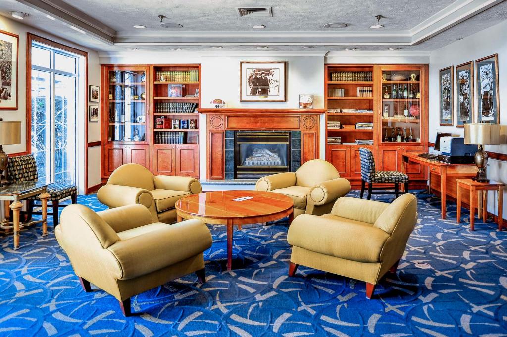 南本德Hilton Vacation Club Varsity Club South Bend, IN的客厅配有桌椅和壁炉