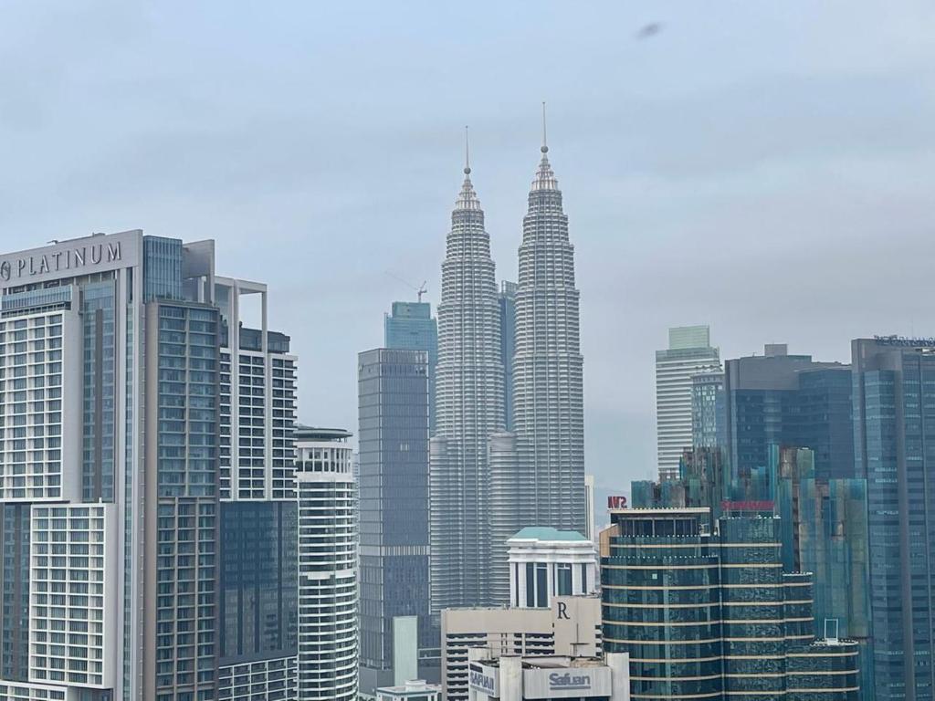 吉隆坡Kuala Lumpur Anggun Suite KLCC的享有大城市和高楼的景色