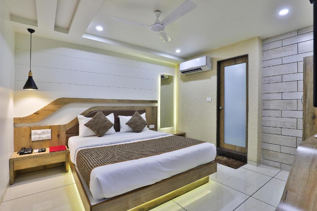 新德里Hotel Ramida Suites At Delhi Airport的卧室配有一张床