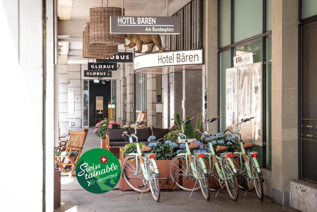 伯尔尼班德广场巴朗酒店的停在商店前面的一排自行车