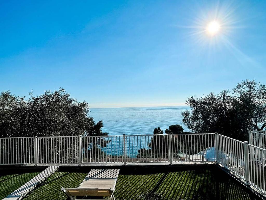 文蒂米利亚Ibiza style bungalows with sea views in Balzi Rossi的享有水景的白色桥梁