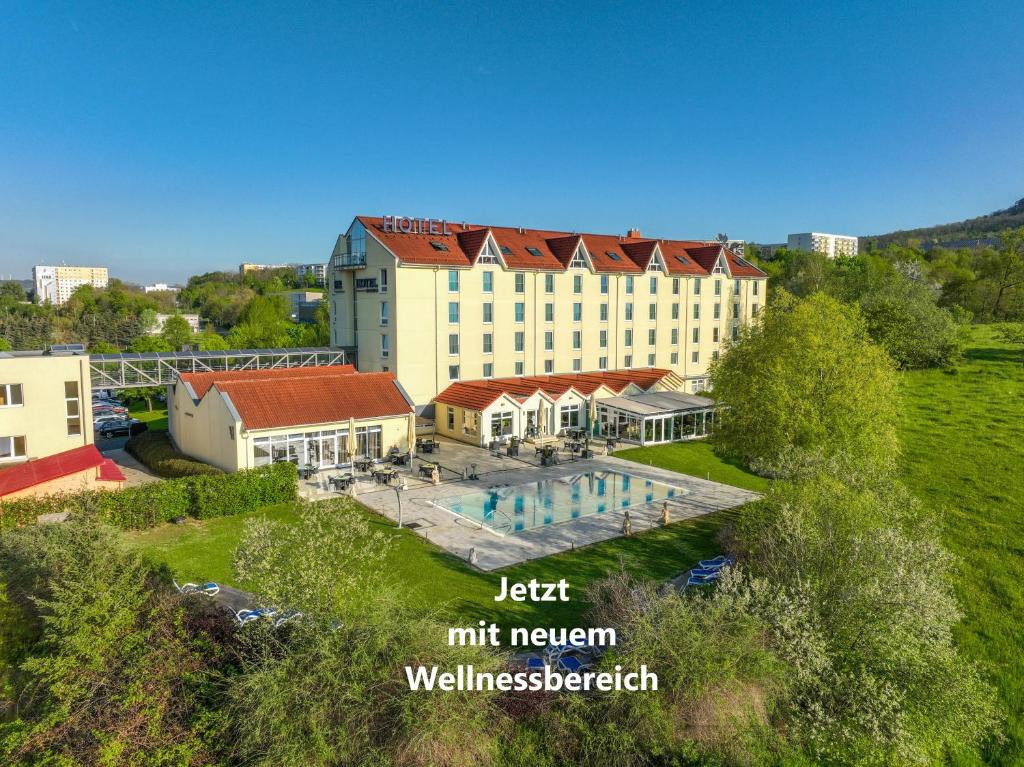 耶拿FAIR RESORT All Inclusive Wellness & Spa Hotel Jena的享有酒店空中美景,设有游泳池
