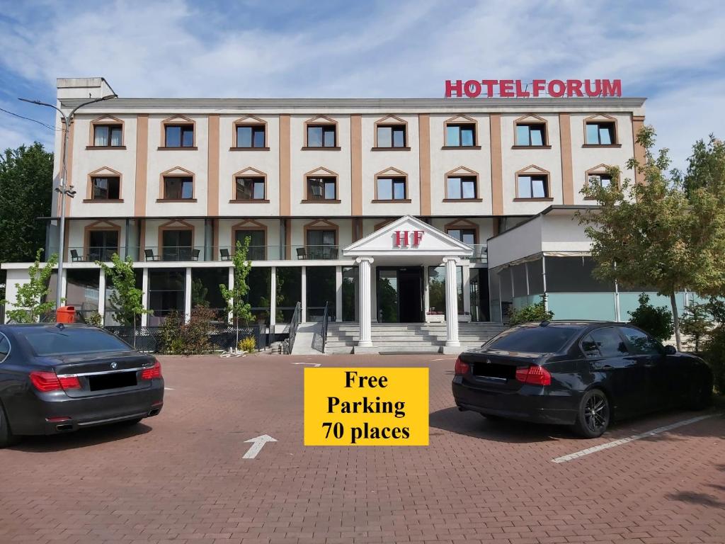 普洛耶什蒂弗洛姆酒店的两辆汽车停在酒店门前的停车场