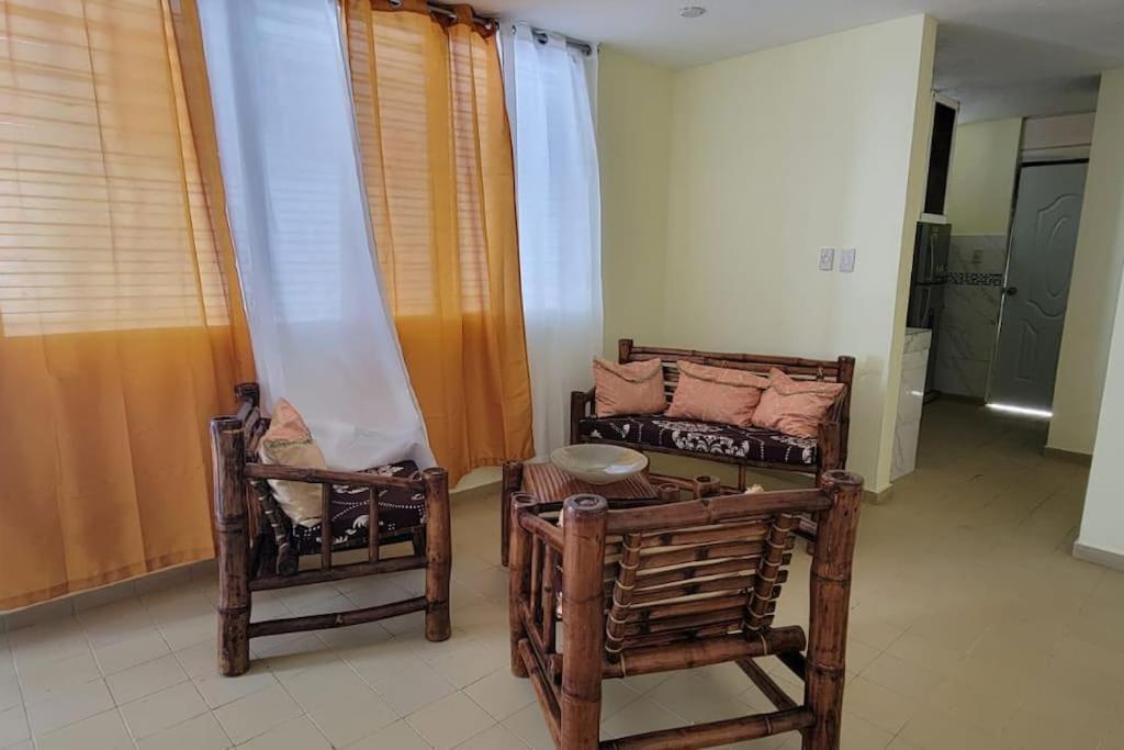 圣佩德罗-德马科里斯Casa Caracol的客厅配有两把椅子和一张沙发
