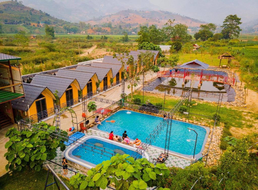 Yên BáiHomestay Suối Khoáng Minh Hằng的享有度假村游泳池的顶部景致