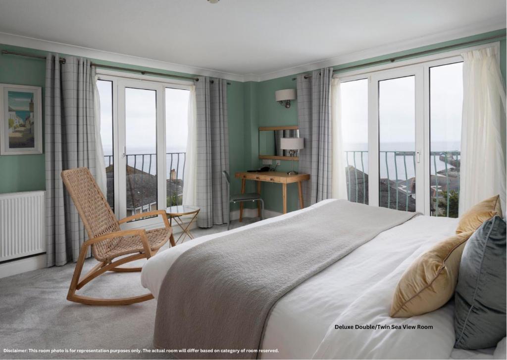 彭赞斯力推彭赞斯酒店的一间卧室配有一张床、一把椅子和窗户。
