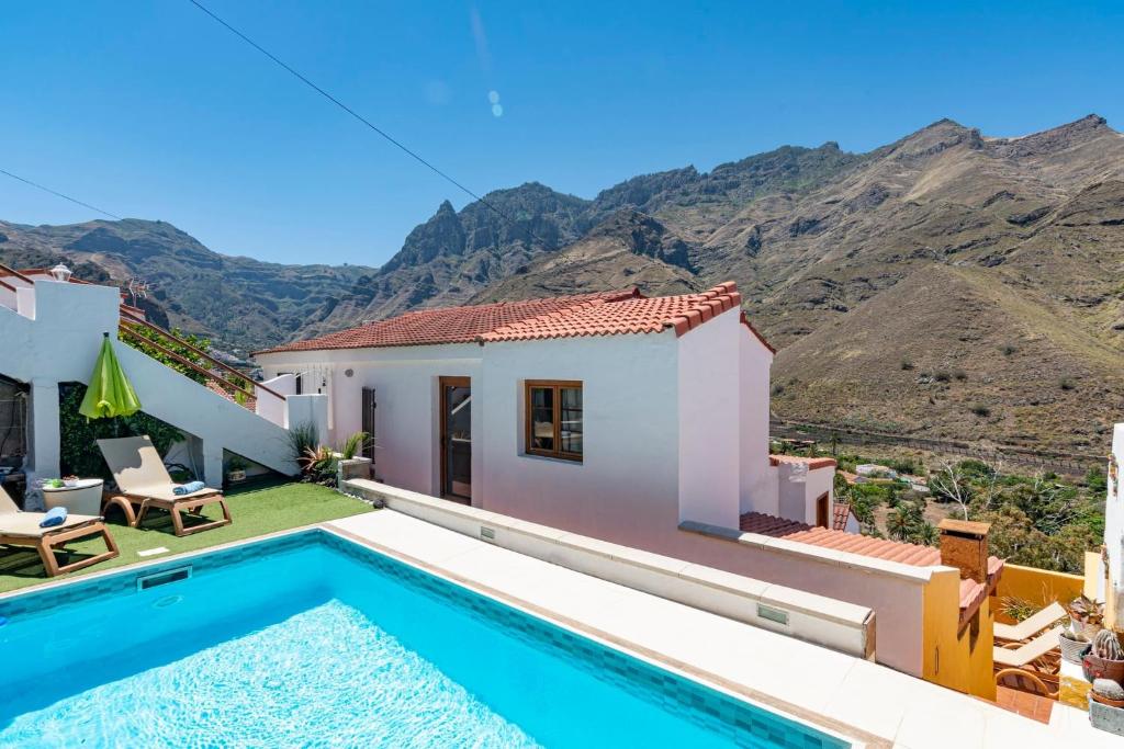 阿格特Las Mimosas的一座别墅,其背景是游泳池和山脉