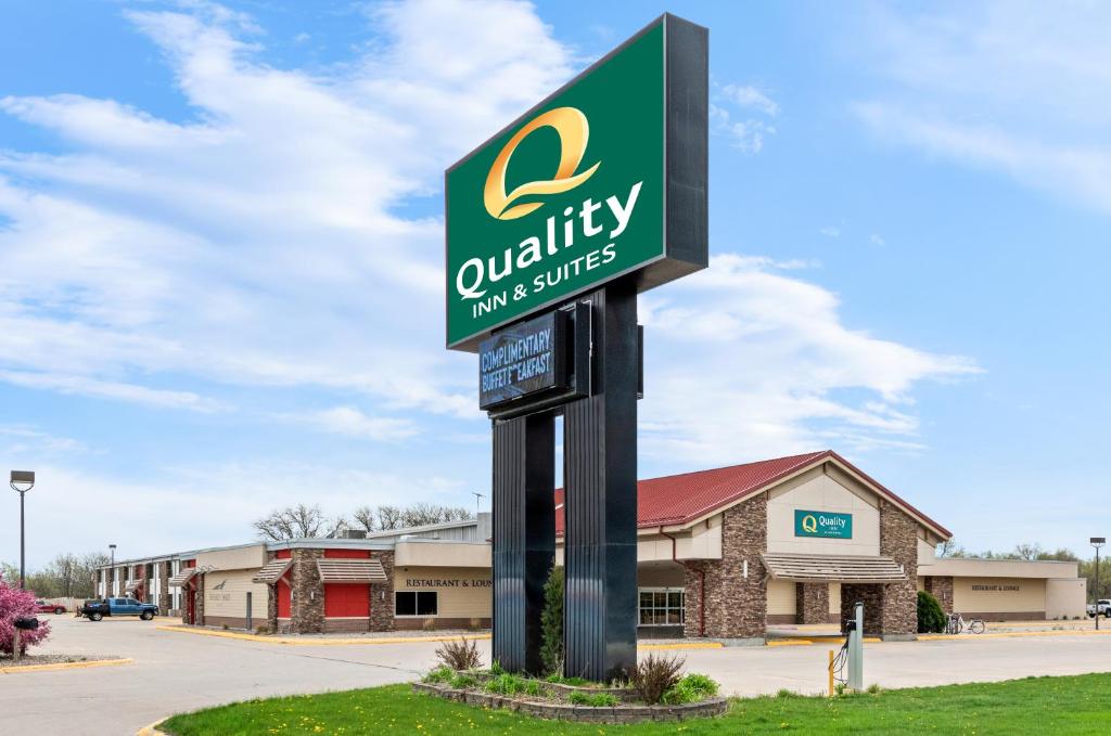 哥伦布市Quality Inn的优质油类和服务商店的标志
