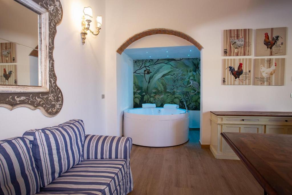 毕威格利亚努Residenza le Colline del Paradiso的一间带浴缸和桌子的客厅