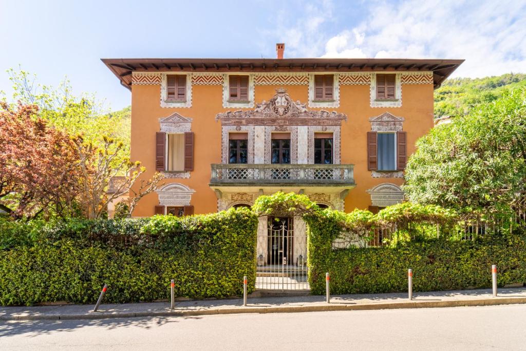拉利奥Villa Lucia a Laglio by Wonderful Italy的一座房子前面有门