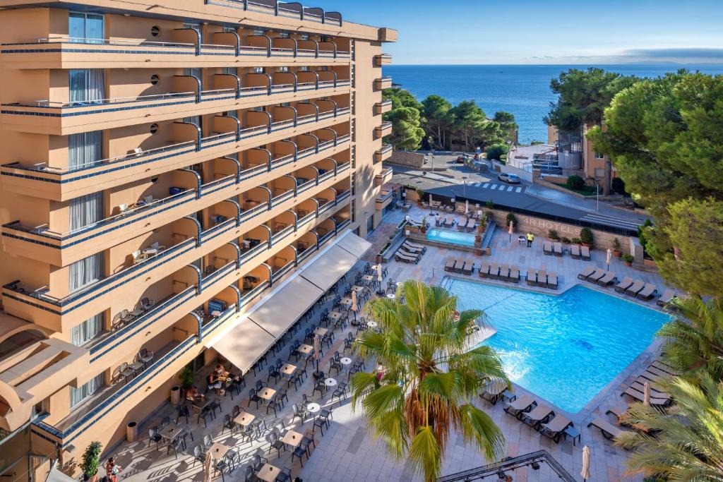 萨洛4R普拉亚公园酒店的享有酒店空中景致,设有游泳池和海洋