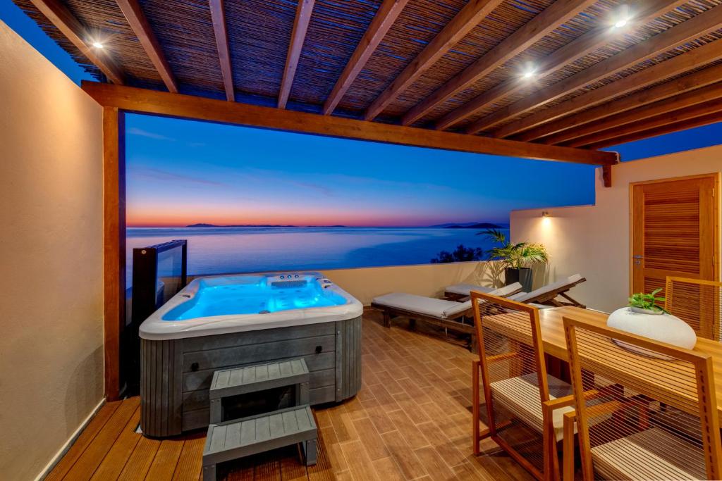 瓦里Lalari Beach Suites的海景客房内的热水浴池