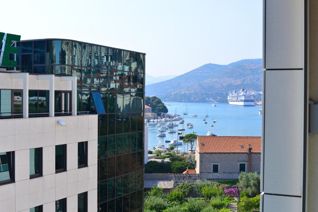 杜布罗夫尼克Apartment Navigatio with parking的从大楼欣赏到海港的景色