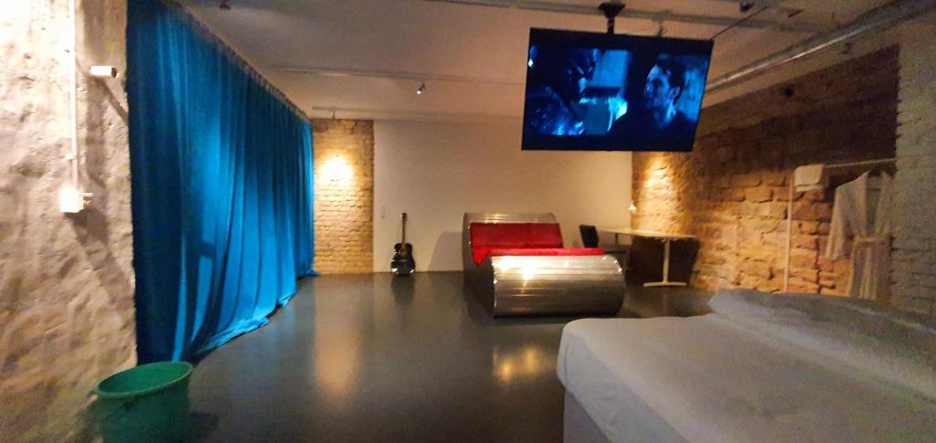曼海姆Zimmer im Loft的配有电视、沙发和桌子的客房