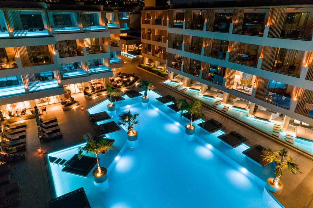 赫索尼索斯AKASHA Beach Hotel & Spa的享有酒店游泳池的顶部景色