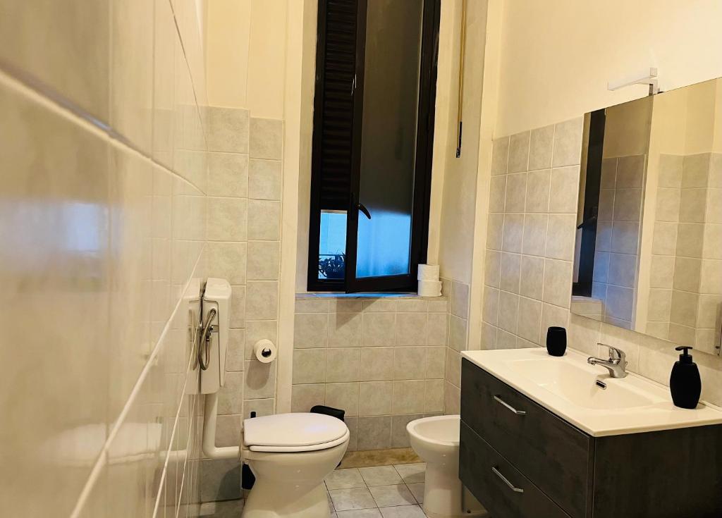 卡塔尼亚Deodato Guest House的一间带卫生间和水槽的浴室
