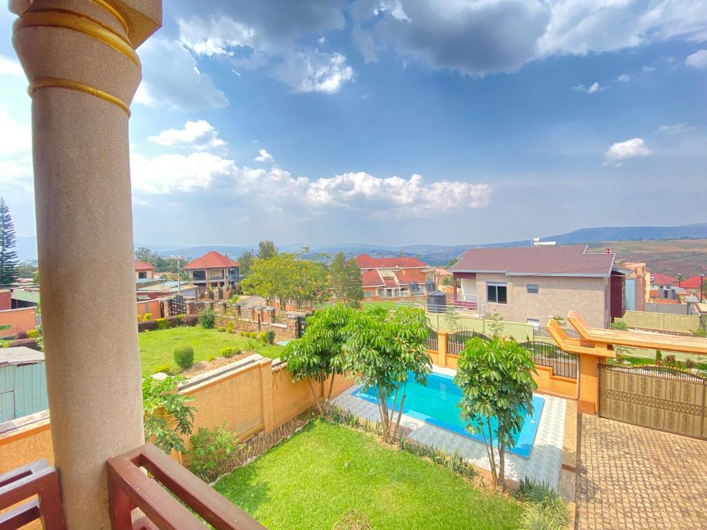 基加利Luxurious very spacious 6 bedrooms villa with pool located in Gacuriro,close to simba center and a 12mins drive to downtown kigali的从带游泳池的房屋阳台欣赏风景