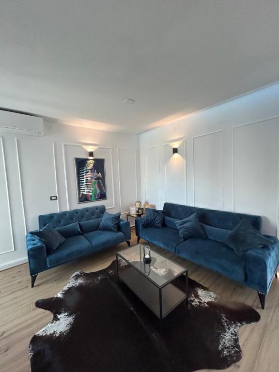 苏佩塔尔Daphne Luxe Retreat -Sea View-King size bed-的客厅配有2张蓝色的沙发和1张桌子