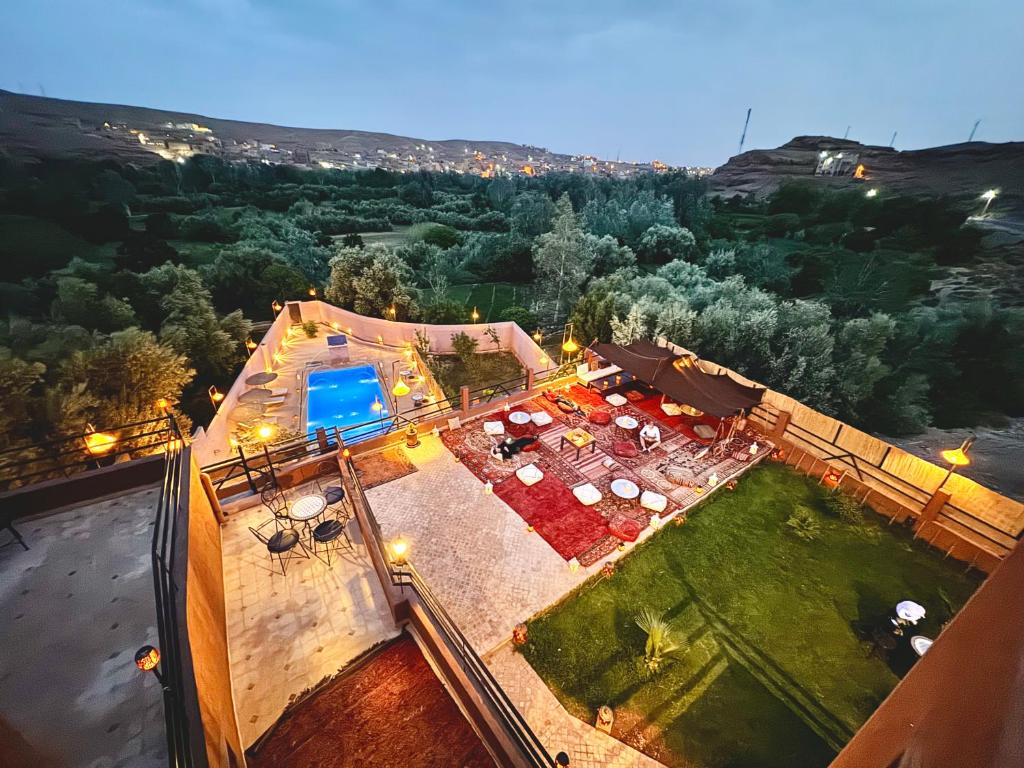 布马伦Riad Sahara Stars Dades的享有带游泳池和庭院的房屋的空中景致