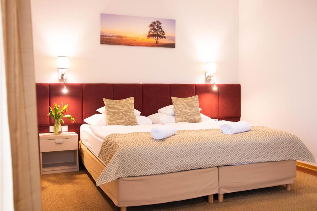 锡尔沃斯瓦里德萨拉吉卡里格特酒店的一间卧室,配有两张床