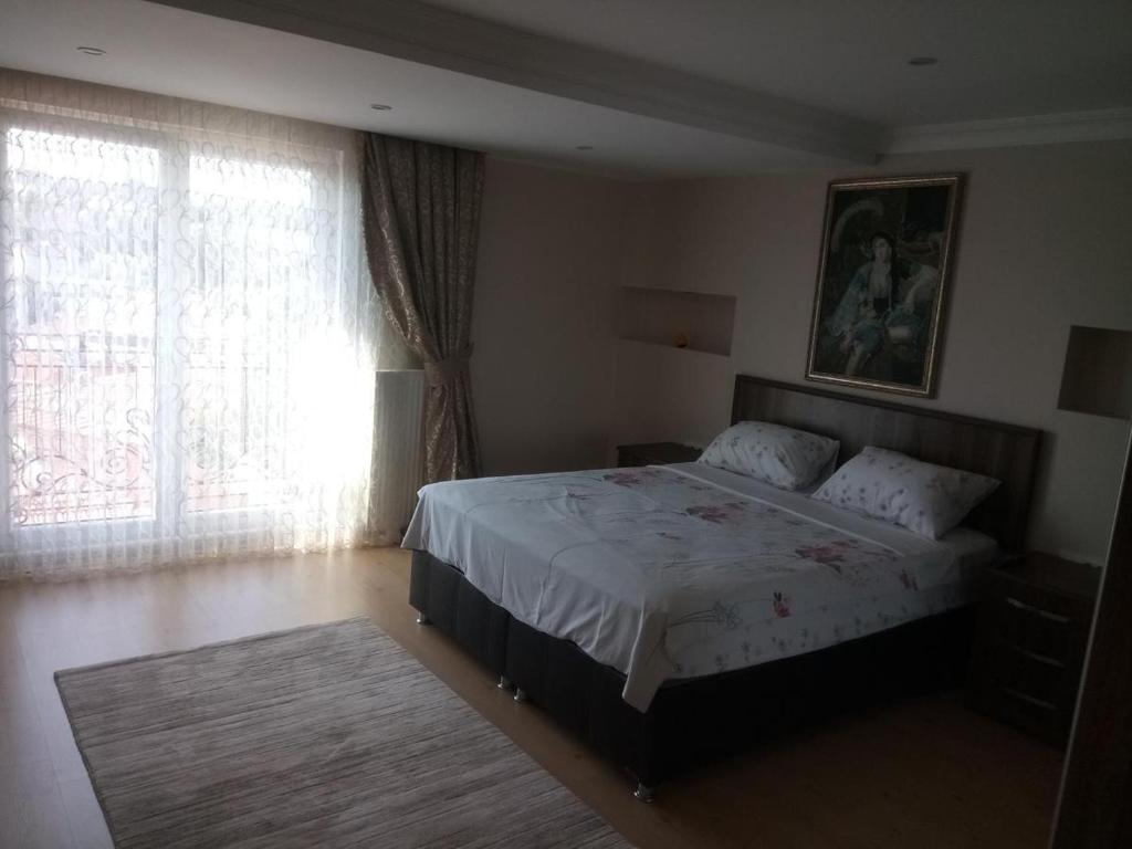 安曼Queen Apartment的一间卧室设有一张大床和一个窗户。