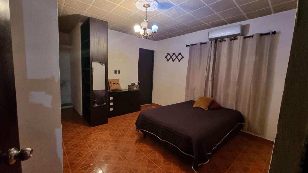 坦皮科Casa Champaya的卧室配有一张床