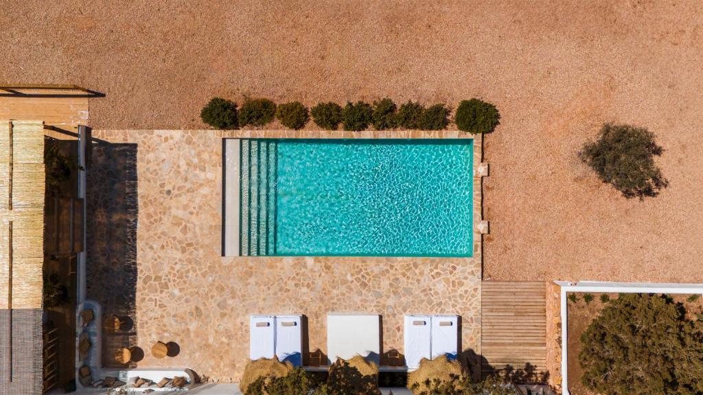 米乔尔海滩Estel Formentera的大楼游泳池的顶部景色