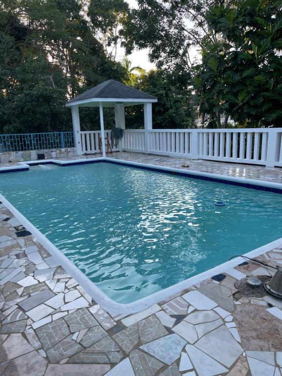 蒙特哥贝Beautiful Getaway Vacation Property With Private Pool!的一个带凉亭的游泳池