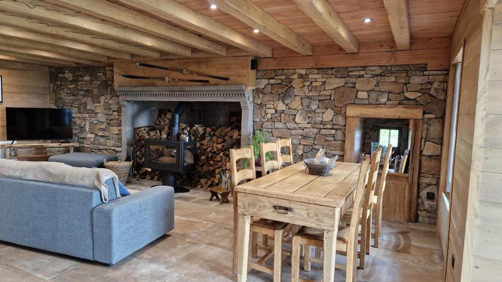 贝斯和圣阿纳斯泰斯La ferme de Jouane的客厅配有木桌和蓝色沙发