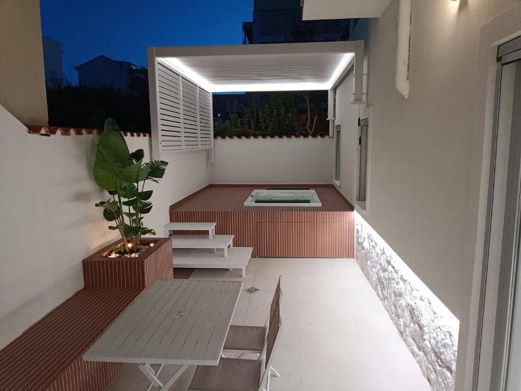 阿尔盖罗利莫尼公寓的阳台设有长椅、桌子和窗户。
