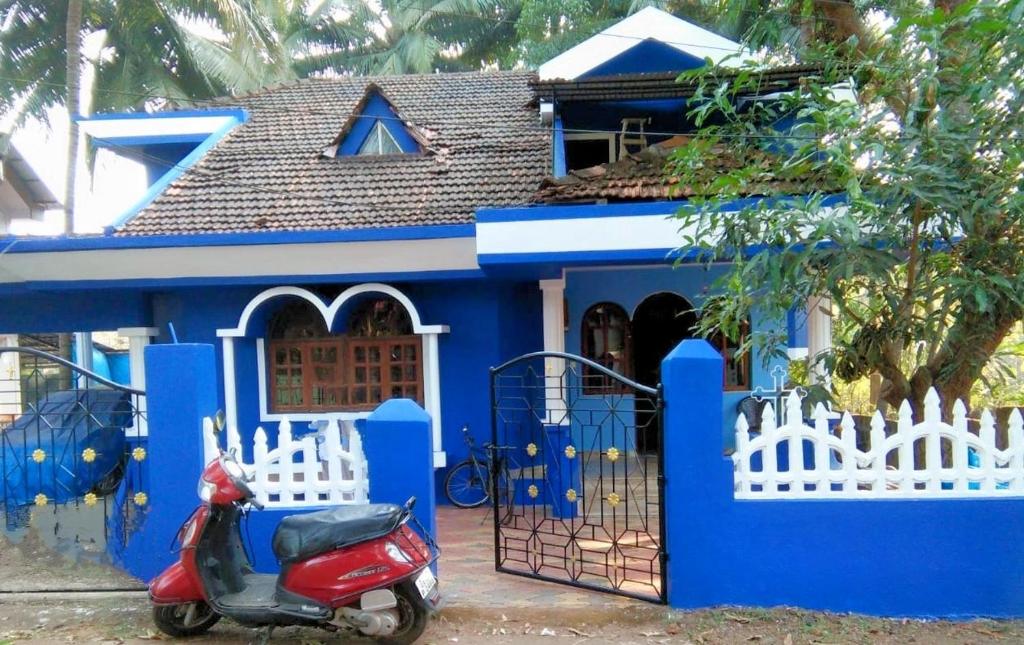 NavelimUshuaia- Entire villa, nestled in nature's embrace的停在蓝色房子前面的摩托车