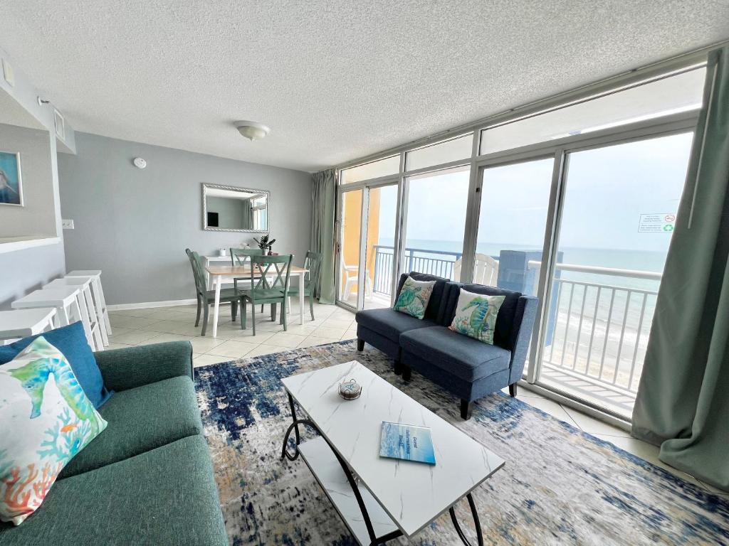Oceanfront 2BR King Suite Atlantica Resort的休息区