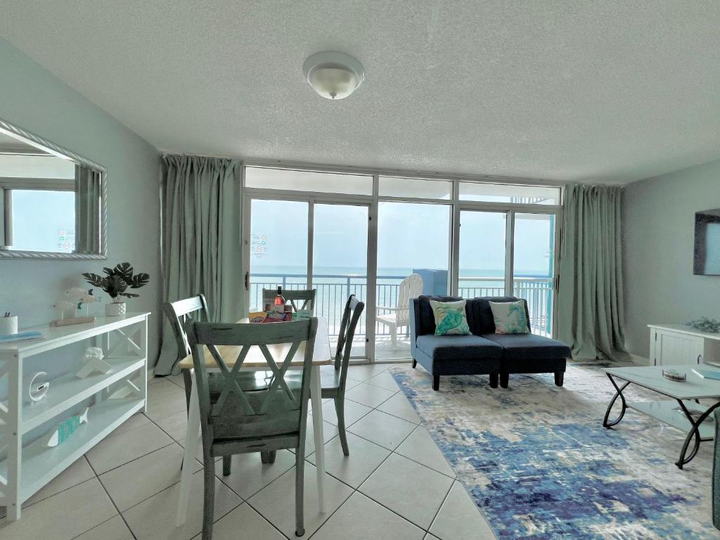 Oceanfront 2BR King Suite Atlantica Resort的休息区