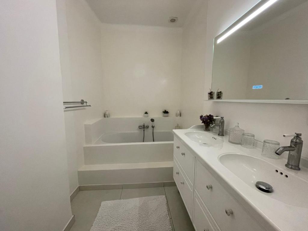 邦多勒La naronne的白色的浴室设有水槽和浴缸。