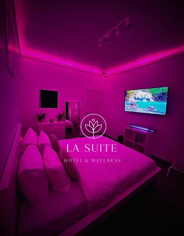 瑟兰La Suite Liege的紫色客房 - 带1张床和电视