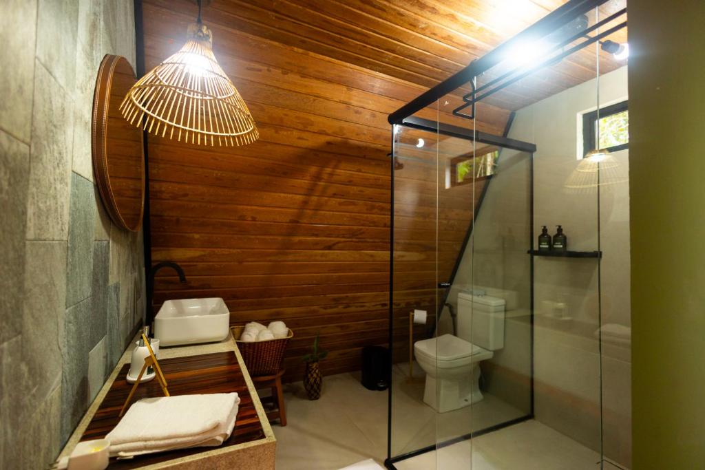 菲格雷多总统镇Cabana Ewaré的一间带卫生间和玻璃淋浴间的浴室