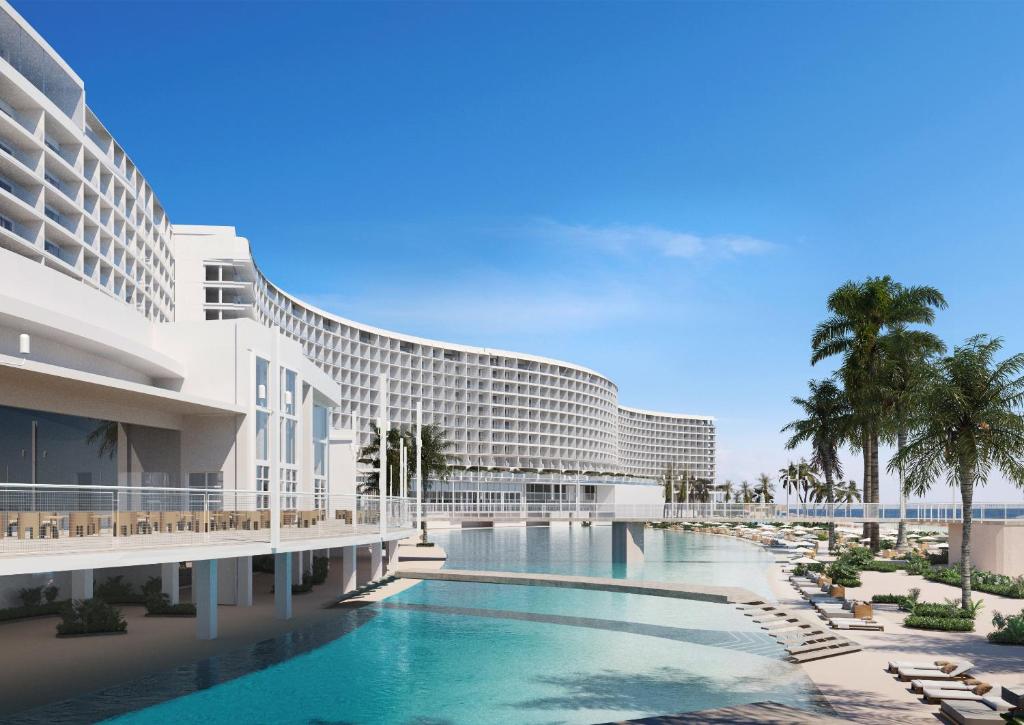 坎昆AVA Resort Cancun - All Inclusive的建筑设计与酒店游泳池