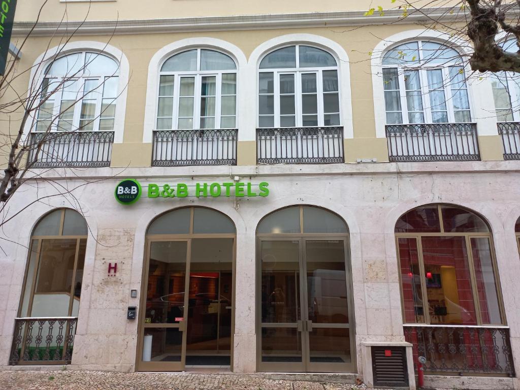 菲盖拉-达福什B&B HOTEL Figueira Da Foz的带有自负包酒店标志的建筑