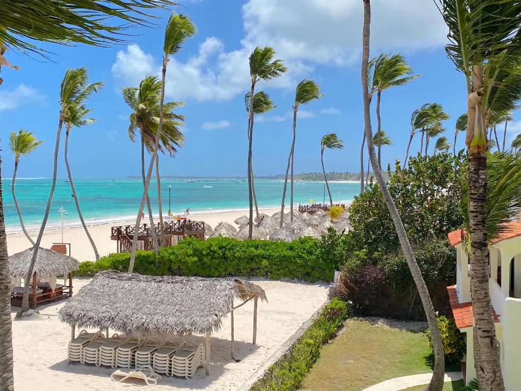 蓬塔卡纳TROPICANA Sol CARIBBE del Mar STUDIOS & SUITES PUNTA CANA - playa BAVARO BEACH CLUB & SPA的从度假村的阳台上可欣赏到海滩景色