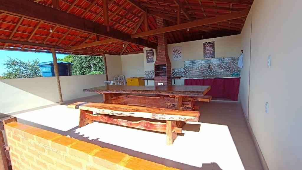伊坦贝-杜马图登特鲁Casa grande, bem espaçosa, em Itambe do Mato Dentro, Cabeça de Boi的天井配有木桌和长凳